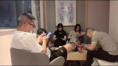 交换丈夫活动两名妻子被精液灌满!